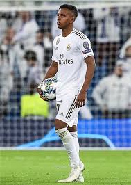 وتحتوى القائمة النهائية لأفضل 20 لاعبا شابا في أوروبا أيضا، ثنائي نادي ريال مدريد البرازيليين فينيسيوس جونيور، ورودريغو غويس، وثنائي نادي برشلونة، أنسو فاتي، والأمريكي سيرجينيو ديست. 8 Ù…Ù„Ø§ÙŠÙŠÙ† ÙŠÙˆØ±Ùˆ ÙˆØ±Ø§Ø¡ ÙØ´Ù„ Ù‚Ø¯ÙˆÙ… Ø±ÙˆØ¯Ø±ÙŠØ¬Ùˆ Ù„Ø¨Ø±Ø´Ù„ÙˆÙ†Ø©