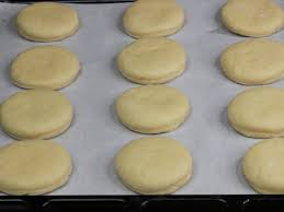 Receitas rápidas e saborosas como a receita bola de berlim é no petiscos.com 4° depois esvaziar a massa dar a forma de uma bola e esticar com o rolo da massa. Receita De Bolas De Berlim De Forno Clara De Sousa