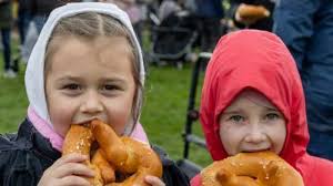 Sommertagszug in Schwetzingen: Schneemann wehrt sich ordentlich