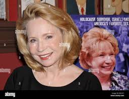 Foto chiamata per il prossimo gioco diventando il dottor Ruth, tenutosi a  sardi del ristorante. Dotato di: Dr. Ruth K. Westheimer,Debra Jo Rupp Foto  stock