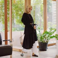 Ini menambah kontras dan membuat warna lain lebih menonjol. Masih Bingung Pakai Baju Hitam Cocok Dengan Warna Apa Ini Tips Padu Padannya