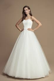 Für noch mehr herzklopfen sorgt. Schmales Blush Brautkleid Mit Farbigem Gurtela Linien Hochzeitskleid Brautkleid Schlicht Kleiderfreuden