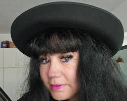 Elisa Carney's Instagram, Twitter & Facebook