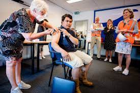 Membre du parti populaire pour la liberté et la démocratie (vvd), elle est ministre des infrastructures et des eaux dans le troisième cabinet de mark. Duizend Zeevarenden Geprikt In Eerste Week Schuttevaer