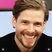 Hunter Parrish's Instagram, Twitter & Facebook