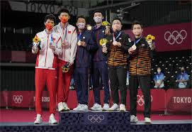 賽末點到手，王齊麟跟李洋兩人激動跪在地上，他們在東京奧運羽球男雙小組賽，鏖戰三局，以2比1扳倒世界第一的印尼「小黃人」markus gideon fernaldi跟kevin sanjaya sulkamuljo，麟洋配順利挺進八強，追平我國羽球雙打奧運最佳成績。 「我們一開始就輸了，所以我們沒有壓力，我們想要去拚每一場比賽. Yxnxm0ql9zguwm