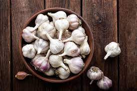 In una padella ampia fate soffriggere uno spicchio d'aglio intero 4 (così poi potrete toglierlo) con un filo d'olio. La Scioccante Verita Sui Cani E Sull Aglio Blog Cani