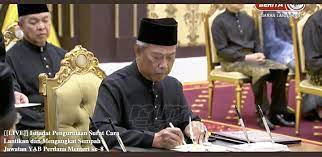 Live istiadat angkat sumpah jemaah menteri di istana melawati, putrajaya #bhtv #metrotv #nsttv. Tan Sri Muhyiddin Yassin Angkat Sumpah Jawatan Sebagai Perdana Menteri Malaysia Ke 8
