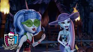 Lagoona blue™ takes her gilfriends across the sea to the great barrier reef, but they are shipwrecked and end up on a mysterious skull shaped island. Skull Shores Trailer Monster High Youtube