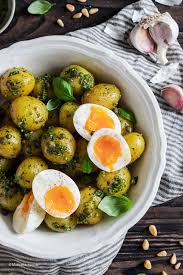 Schneller Kartoffelsalat Mit Pesto Und Gekochten Eiern Rezept Kartoffelsalat Salat Hauptspeise