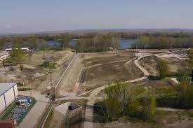 A csaknem 4,6 kilométer hosszú védmű megépülése után sátoraljaújhely déli városrésze biztonságban. Dronvideon Az Uj Arvizvedelmi Toltes Nyergesujfalunal