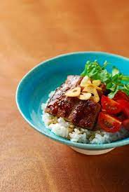 ティーマ から やちむん まで ターコイズブルーで彩る食卓風景 キナリノ レシピ 料理 和食