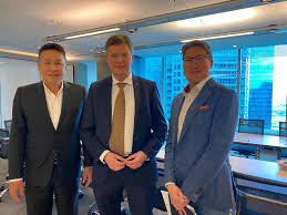 Jan Peter Balkenende в X: „Great to be back in EY office Singapore, here  with Managing Partner Max Loh and Partner Benjamin Chiang.  https://t.co/0VEVJdP3Oy“