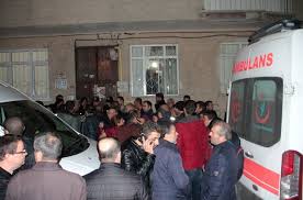 Elazığ'da 3 çocuk annesinin vurularak öldürülmesiyle ilgili gözaltına alınan 3 şüpheliden 2'si çıkarıldığı mahkemece tutuklandı. Elazig Daki Doktor Cinayeti Cinayetle Ilgili Tip Ogrencisi Ve Doktor Sevgilisi Gozaltina Alindi Olayda Cinayet Suphelisi Ogrencinin Elinden Yaralandigi Ogrenildi Elazig Haberleri