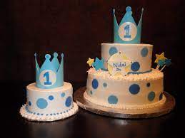 Get tips and tricks for creating the perfect backdrop for smash cake pictures, making adorable mickey cupcakes, and more ways to make your little one feel like the big cheese! First Birthday Cake Baby Boy The Cake Boutique
