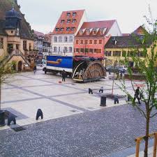 Uelque Chose Me Dit Que Le Carrousel Jules Vernes Sera Bientot De Retour Sur La Place De L Hotel De Ville A Molsheim Pour Le Old Houses Molsheim House Styles