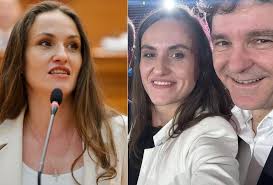 viva.ro: „Deputată București. Vicepreședintă USR. Am învățat despre  politici publice aplicate la Harvard Kennedy School of Government”. Oana  Țoiu are 39 de ani și e ministrul de Afaceri Externe al României în