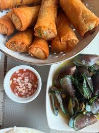 Holiday lunch done right: crispy lumpiang gulay + tahong 🥢🦪 simple, fresh, and always satisfying. #whattoeatph #kaentayoph #globaleats #foodieph #letseatpare #pinoyfoodie #foodphotography #kaintayo #homemade #eatpilipinas #lutongbahay #tastyph ...