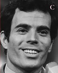 📚 Horacio Castellanos Moya ha vuelto a escribir una novela sobre la  familia Aragón. Es el momento de que nos reunamos los lectores para  celebrarlo. Me tumbé a leer las desventuras de