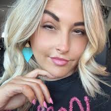 Hillary Holt's Instagram, Twitter & Facebook