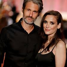 Lagu utamanya di album ini ialah cinta luar biasa dan hanya rindu. Scott Mackinlay Hahn S Wiki Siapa Pacar Winona Ryder Pasangan Selebriti