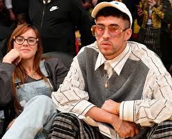 Bad bunny está en pareja desde finales del año pasado con gabriela berlingeri, la diseñadora de joyas que lo acompaña durante esta cuarentena. Who Is Bad Bunny S Girlfriend He Is Dating Gabriela Berlingeri Bad Bunny 21 Popbuzz