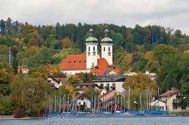With hansi jochmann, ursela monn, ulrich pleitgen, ingrid van bergen. Geschichte St Joseph Tutzing