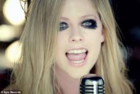 Makeup tutorial avril lavigne 2004. Avril Lavigne Channels Her Younger Years In Here S To Never Growing Up Music Video Daily Mail Online