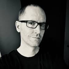 Ich habe gezielt ein Magen Tattoo im Death Metal Script bekommen damit  niemand jemals erfahren wird was da steht