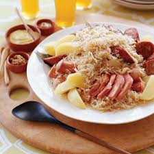 Choucroute D Alsace Garnie Et Savoureuse Marmite Du Monde Choucroute Garnie Choucroute Facile Recette Choucroute Cuite