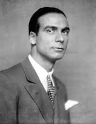 Monstrumi mu šetali pistom, ljudi padali u nesvest na revijama: Životna  priča neprikosnovenog kralja visoke mode! (FOTO)