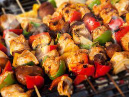 No, non pensate di arrivare all'ultimo momento, accendere il fuoco e mettervi subito a mangiare costate e spiedini. Tre Consigli Per Preparare Spiedini Di Pollo Indimenticabili