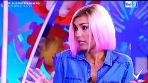 Il fiocco in tessuto con la propria iniziale, la tendenza della . Caterina Balivo Capelli Rosa In Omaggio Alle Atlete Delle Olimpiadi