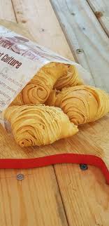 Bawang untuk tumis serbuk kari cili kering (dikisar) garam dan serbuk perasa. Flaky Sardine Puff Makan Satu Tak Cukup