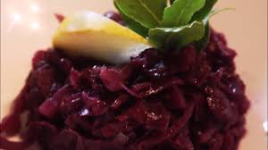 Cavolo rosso, o cavolo viola o cavolo cappuccio viola, chiamatelo un po' come volete, ma una cosa fatela: Cavolo Rosso In Umido Con Mele E Alloro Youtube