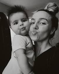 Xoxo, ari & mama Swipe for 🎨