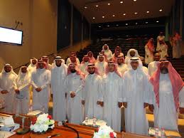 تقع جامعة الملك عبد العزيز في جدة الواقعة قبالة البحر الأحمر، وقد تأسست الجامعة عام 1967 كجامعة خاصة تحمل اسم مؤسس المملكة العربية السعودية، الملك عبد العزيز آل سعود، لتلبية احتياجات التعليم العالي في الجزء الغربي من المملكة العربية السعودية. Ø¹Ù…ÙŠØ¯ ÙƒÙ„ÙŠØ© Ø§Ù„ØªØ±Ø¨ÙŠØ© ÙÙŠ Ø¬Ø§Ù…Ø¹Ø© Ø§Ù„Ù…Ù„Ùƒ Ø³Ø¹ÙˆØ¯ ÙŠØ¯Ø´Ù† Ø§Ù„Ù…Ø¬Ù„Ø³ Ø§Ù„Ø§Ø³ØªØ´Ø§Ø±ÙŠ Ù„Ù‚Ø³Ù… Ø§Ù„Ø¥Ø¯Ø§Ø±Ø© Ø§Ù„ØªØ±Ø¨ÙˆÙŠØ© Ø£Ø¶ÙˆØ§Ø¡ Ø§Ù„ÙˆØ·Ù†