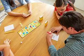 Es a través del juego que los niños conocen e interactúan con su entorno, elaborando así esquemas mentales que les permiten organizar compresivamente el mundo que los rodea. 12 Juegos De Mesa Que Puedes Hacer Por Ti Mismo En Casa Life Computerhoy Com