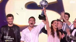 Chaque semaine, les quatre jurés de danse avec les stars commentent et notent les prestations des célébrités figurant au casting de cette dixième saison. Revivez Danse Avec Les Stars 9 La Finale Clement Remiens Sacre Grand Vainqueur Devant Iris Mittenaere Lci