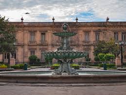 Captan a mujer desnuda caminando dentro del Palacio de Gobierno de San Luis  Potosí; video se vuelve viral - Infobae