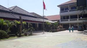 Sukinda menambahkan penentuan zonasi berdasarkan jarak rumah terdekat dan kouta sekolah dalam menetapkan perangkingan. Cerita Wakasek Smkn 1 Bandung Siswi Zdp Yang Ditusuk Tak Menangis Selama Perjalanan Ke Rs Tribunnews Com Mobile