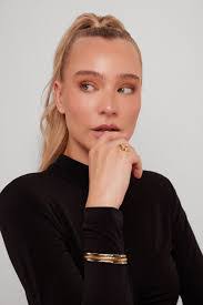 Fay Bloom's Instagram, Twitter & Facebook