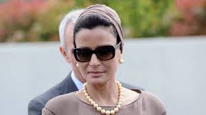 De incógnito y fascinada por la moda flamenca: la jequesa de Catar en  Sevilla