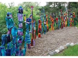 Garden Totems 28 Design Ideas In Glass Ceramic Mosaic And Wood In 2020 Garden Art Sculptures Diy Garden Totem Garden Totems