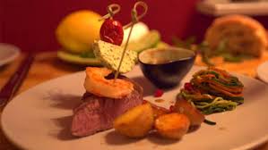 A typical seafood component would be lobster (either lobster tail or a whole lobster), prawns, shrimp, squid or scallops, any of which could be steamed, grilled or breaded and fried. Das Perfekte Dinner Rezepte Surf N Turf Vom Lamm Mit Zimtgemuse
