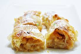 Puneti la calit pe foc potrivit, merele cu zaharul, zaharul vanilat si scortisoara. Strudel Placinta Cu Mere Sau Bostan