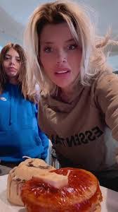 Crystal Ruth's Instagram, Twitter & Facebook