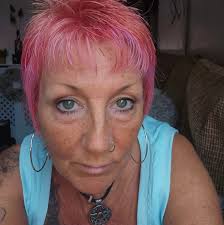 Cut done, now to go white or pink 🤔 🌷🌸 Update: pink it is then 😂 will  show you result when finished hahaa... Especially for you Julie Rondeau 😂  I love it...