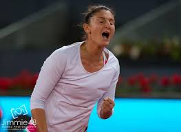 Meciul a inceput vineri, dar a fost intrerupt din cauza ploii. Irina Begu Upsets The Reigning French Open Champion Jelena Ostapenko In Their Opening Round Of The Madrid Open Pics Via Jjlove Fashion French Open Champion