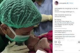 Semoga dengan penjelasan pada posting kali ini, kaum muslimin mengetahui kekeliruan yang telah berlangsung lama. Lantunkan Azan Di Telinga Bayinya Suami Fairuz A Rafiq Buat Netizen Merinding Aura Co Id